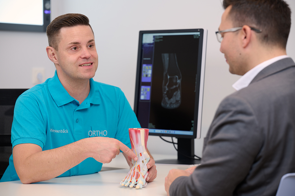 Dr. Messenbäck bei der Therapiebesprechung mit einem Patienten